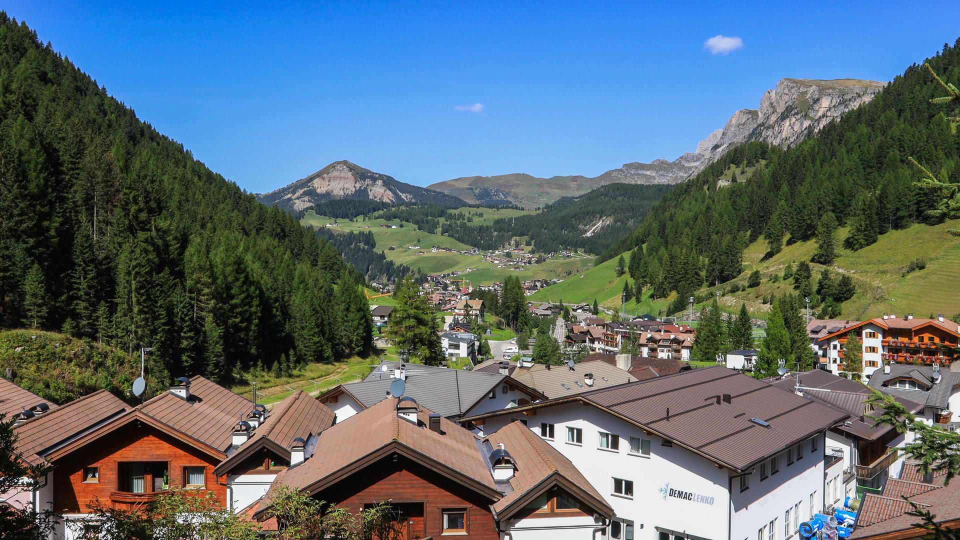 阿尔卑斯山谷里的小乡村实拍视频视频的预览图