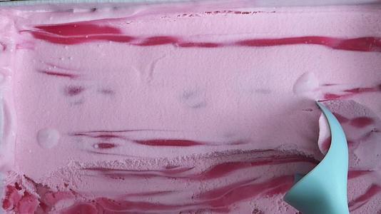 用勺子从容器里拿出冰淇淋草莓视频的预览图