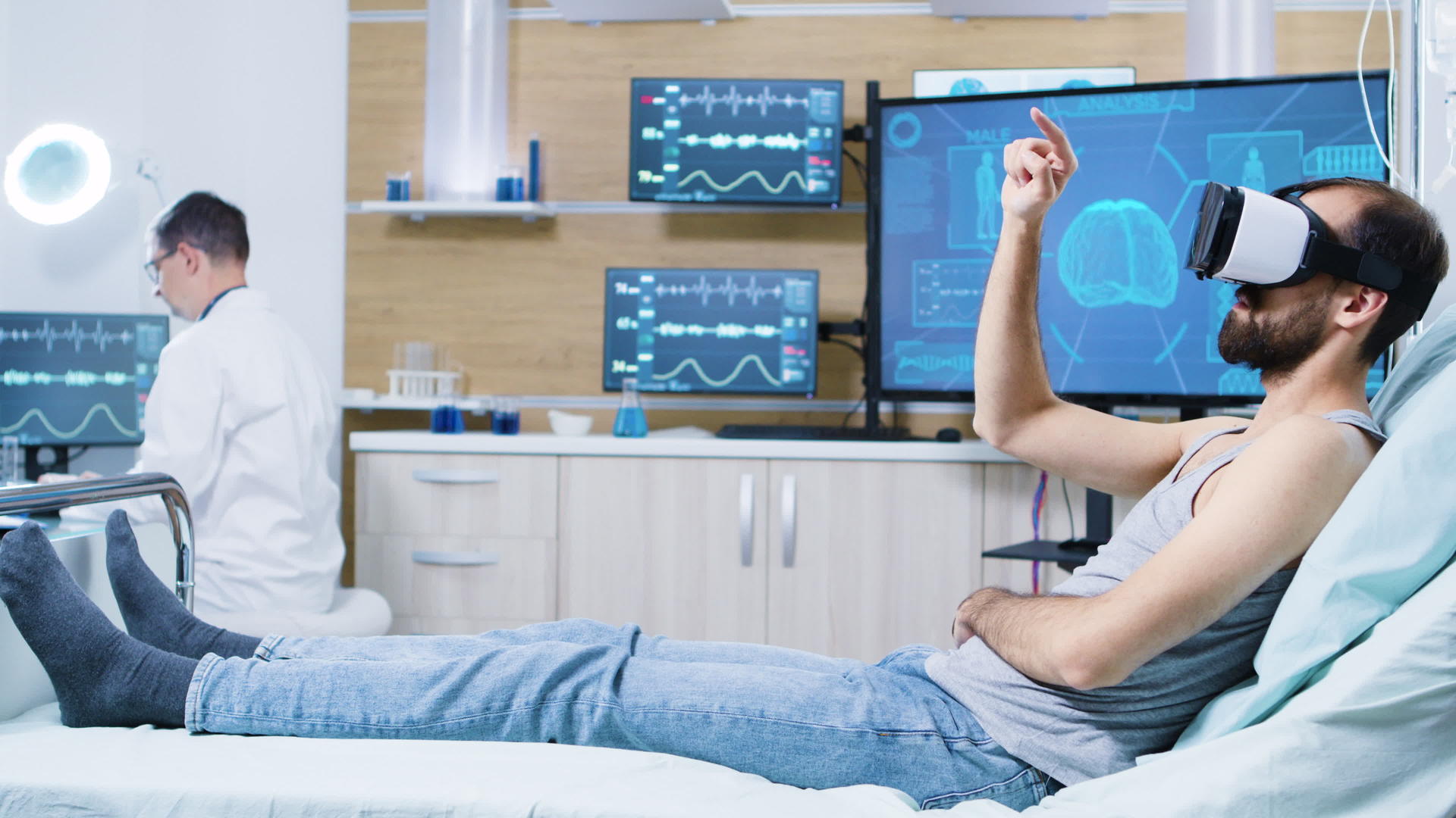 穿着虚拟现实护目镜的病人躺在医院床上视频的预览图