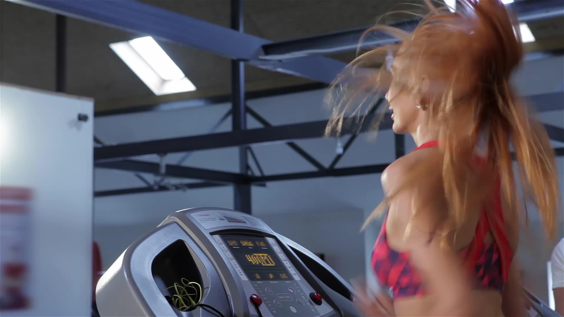 在健身中心锻炼视频的预览图