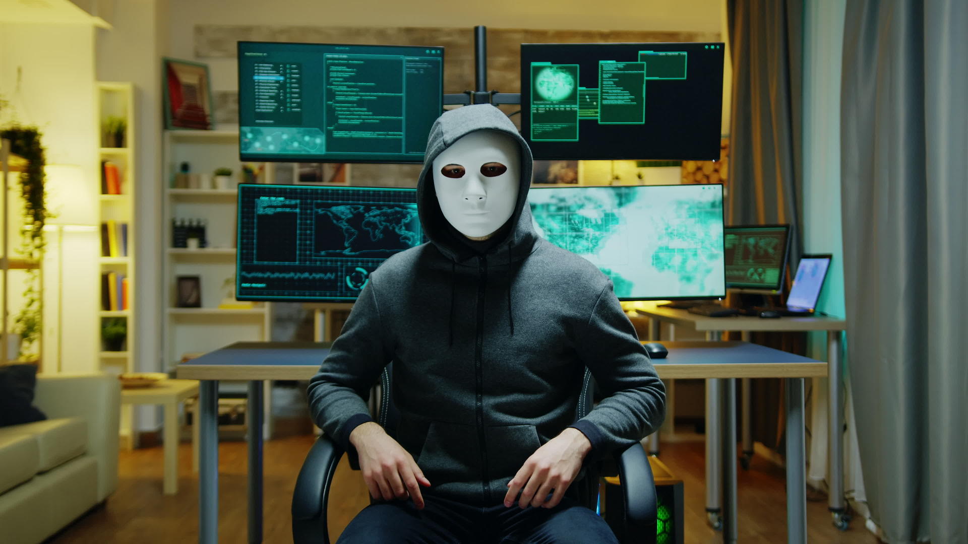 戴着白色面具的网络罪犯使用扩大的现实视频的预览图