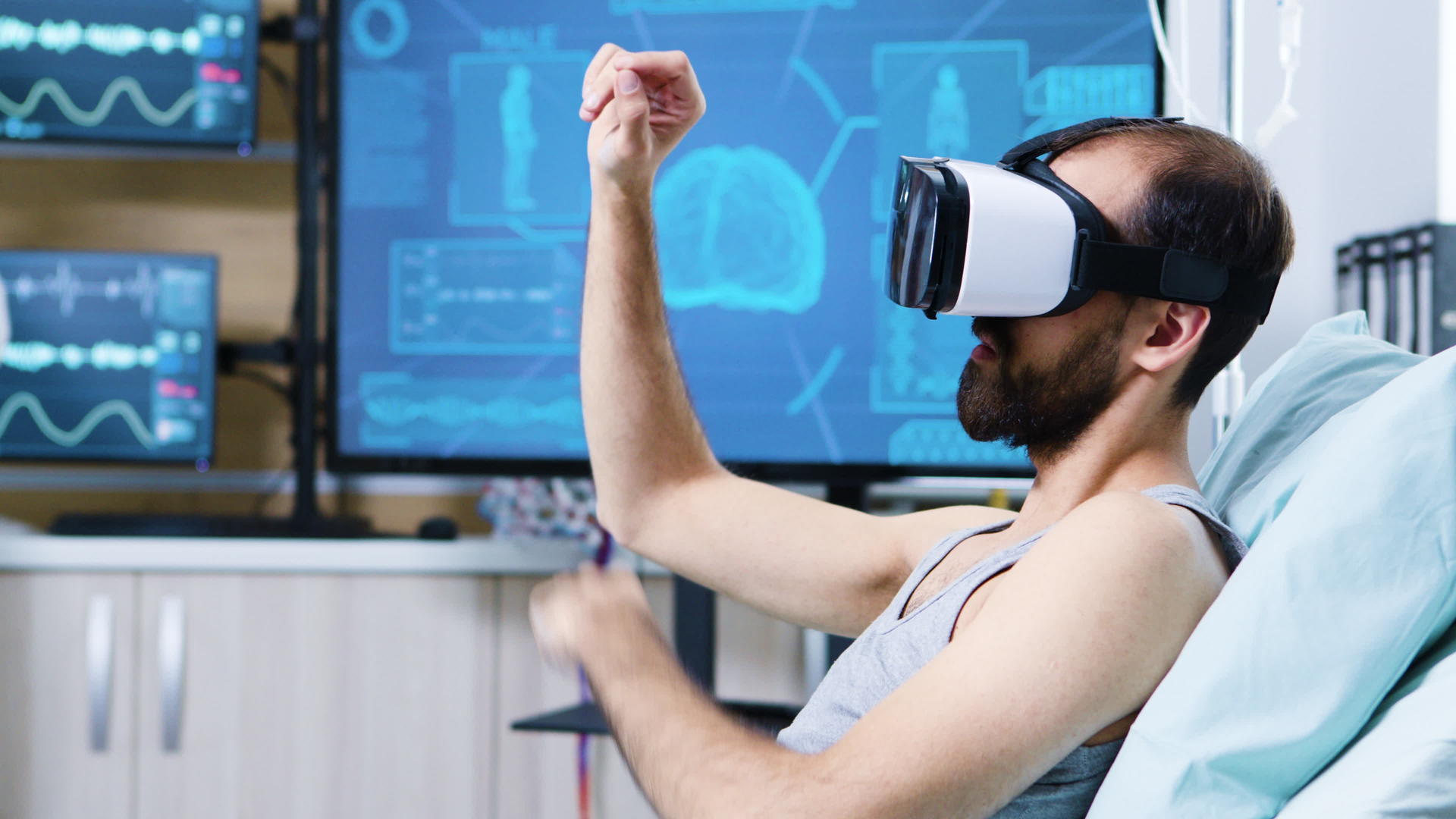 患者在现代大脑研究设施中使用虚拟现实护目镜视频的预览图