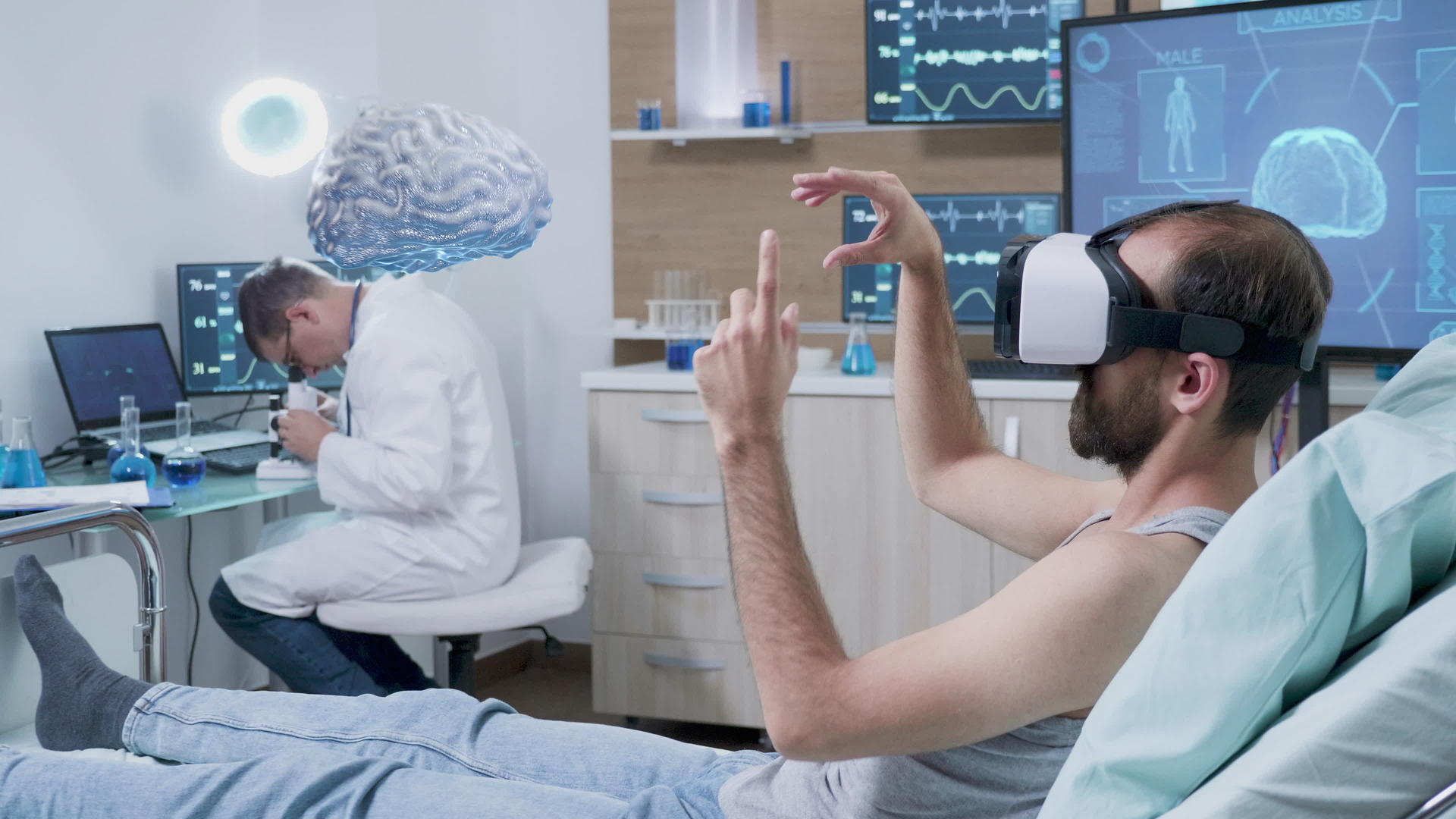 病人戴在面前Vr戴上耳机在全息图中查看大脑扫描视频的预览图