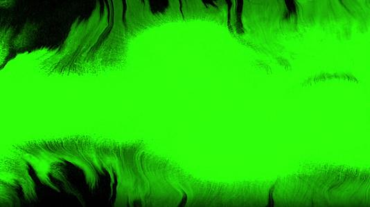 在水面上加一滴亮绿色的油漆视频的预览图