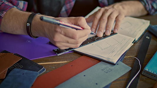 在笔记本中画毛图的皮革制造者视频的预览图
