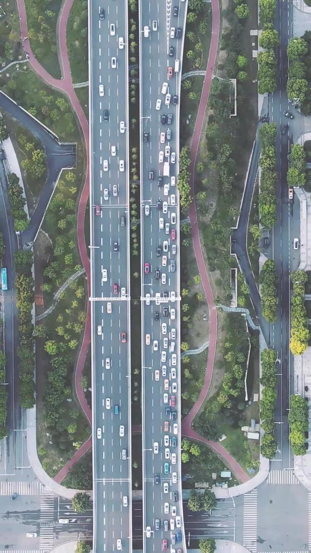 在高楼大厦中航拍俯拍城市交通道路材料视频的预览图