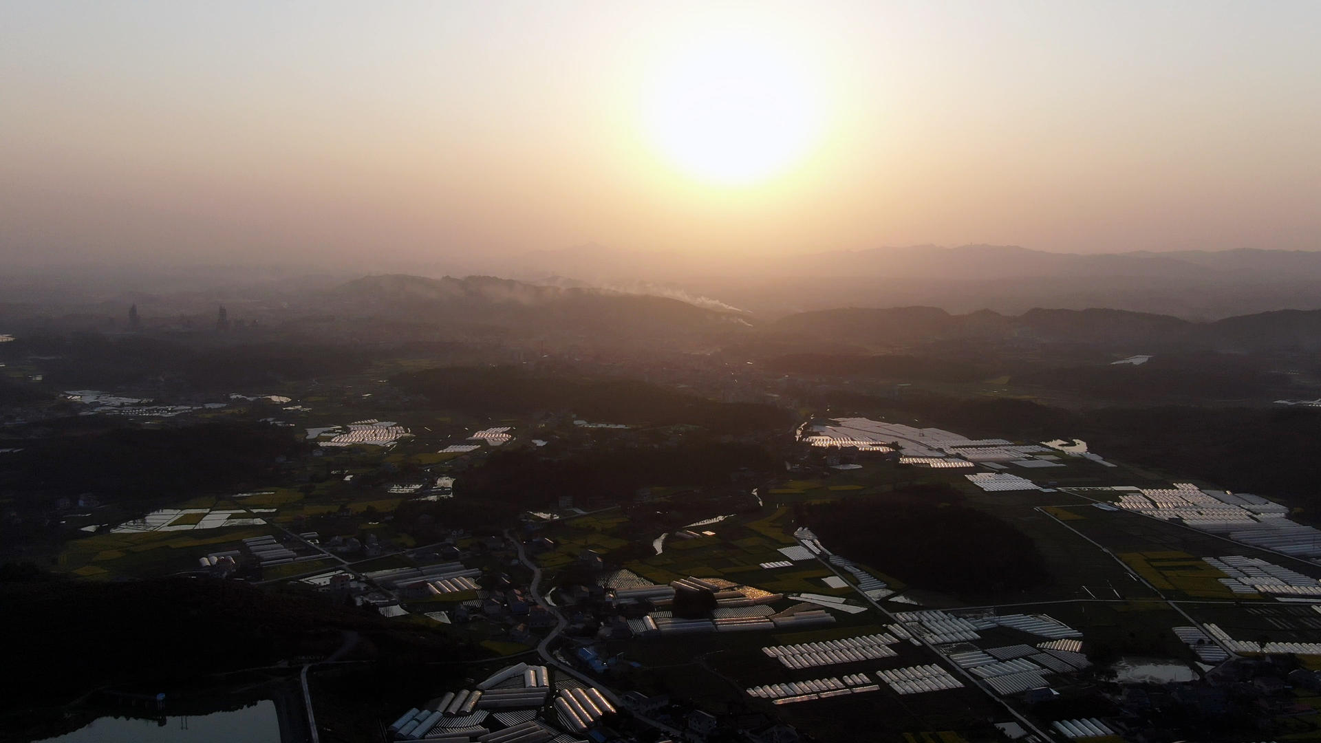 4K航拍夕阳下的田园风光视频的预览图