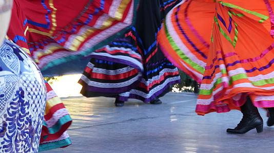 拉丁裔妇女穿着五颜六色的传统服装跳舞Jarabe视频的预览图