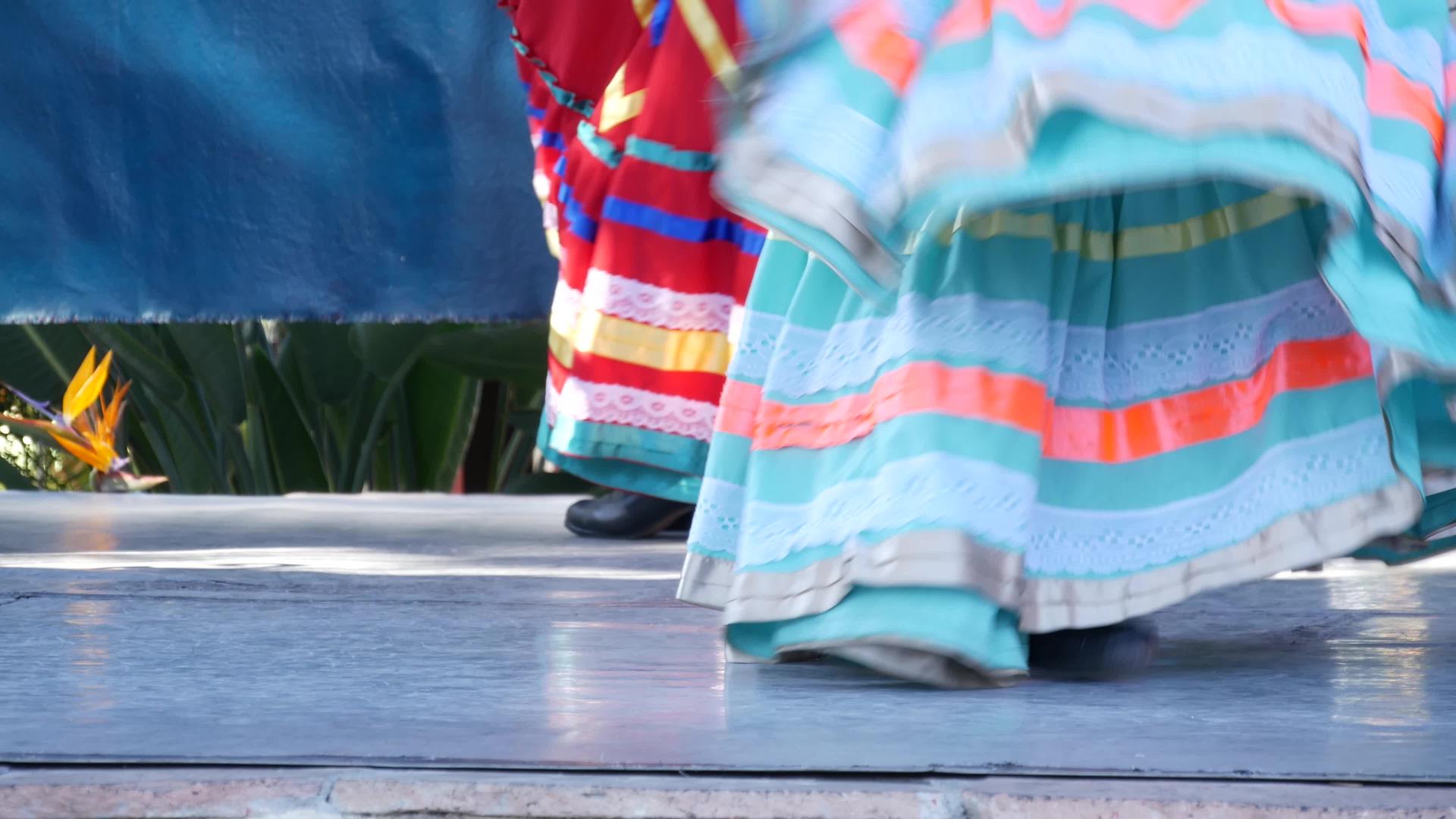 拉丁女孩穿着五颜六色的传统服装跳舞视频的预览图