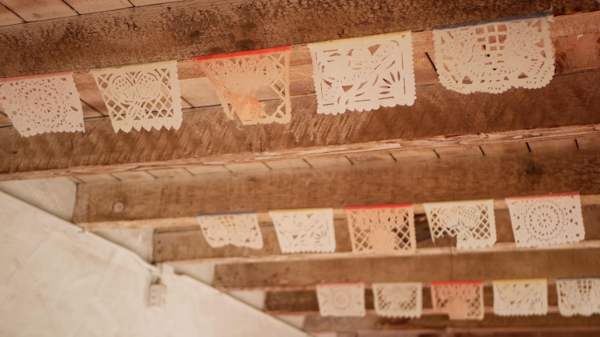 墨西哥彩色穿孔纸picado五颜六色的横幅视频的预览图