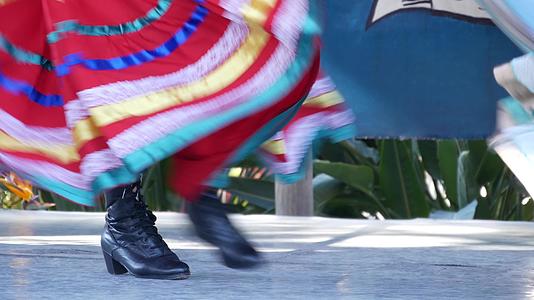 拉丁裔妇女穿着五颜六色的传统服装跳舞Jarabe视频的预览图
