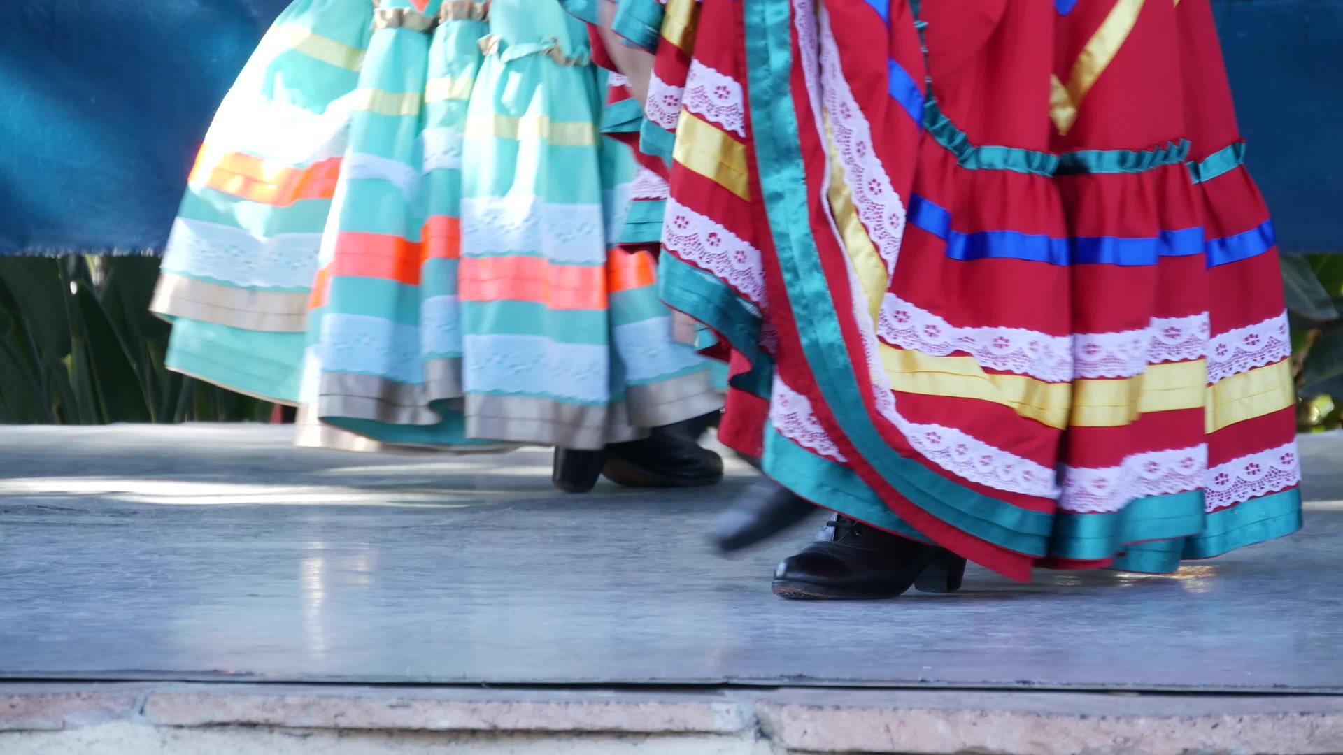 拉丁裔妇女穿着五颜六色的传统服装跳舞视频的预览图