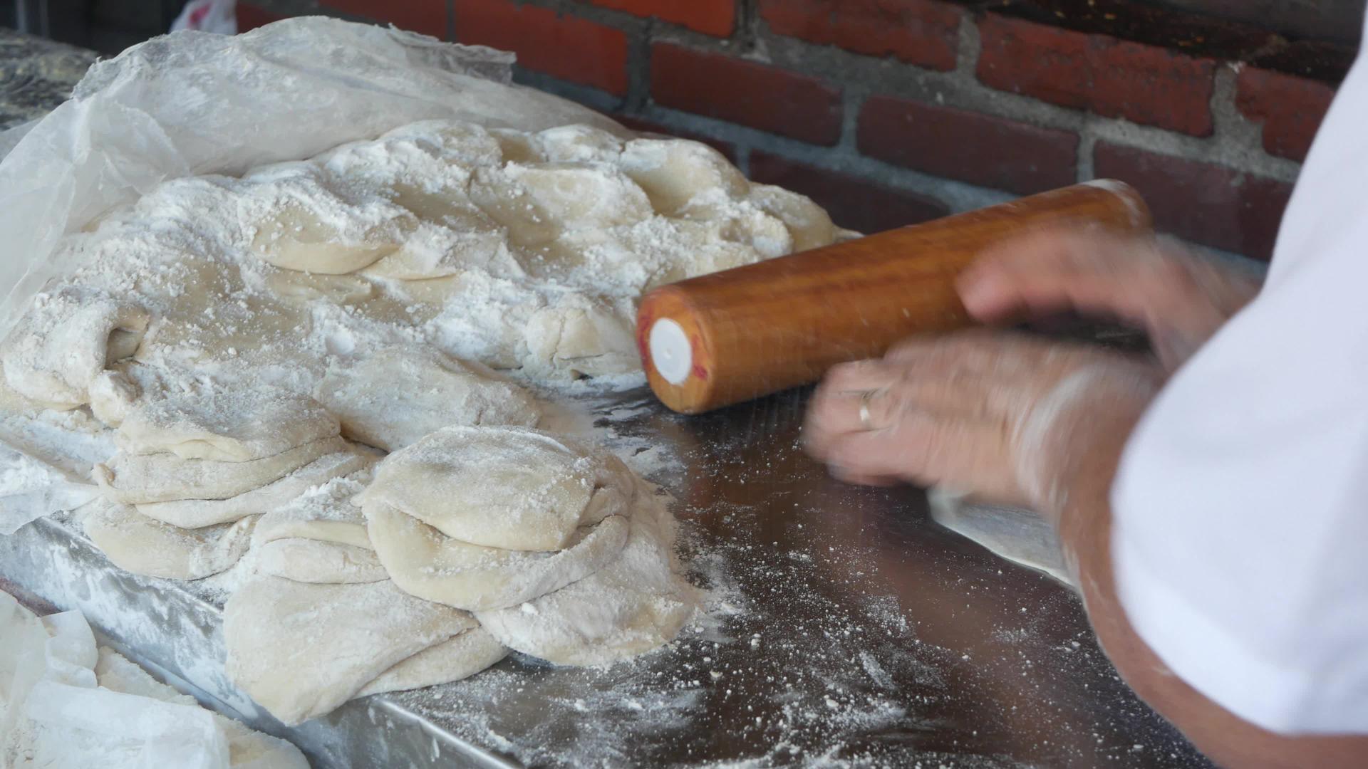 女人用擀面杖在面粉里揉面团做墨西哥玉米饼准备拉丁美洲玉米饼视频的预览图