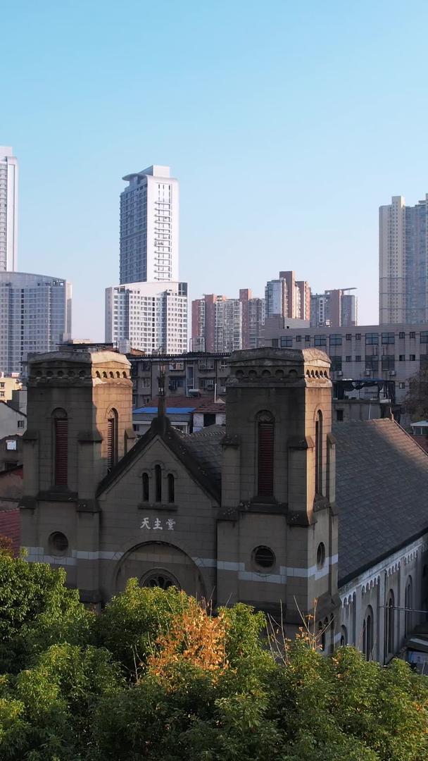 天主教堂街景素材环绕航拍城市天际线高楼视频的预览图