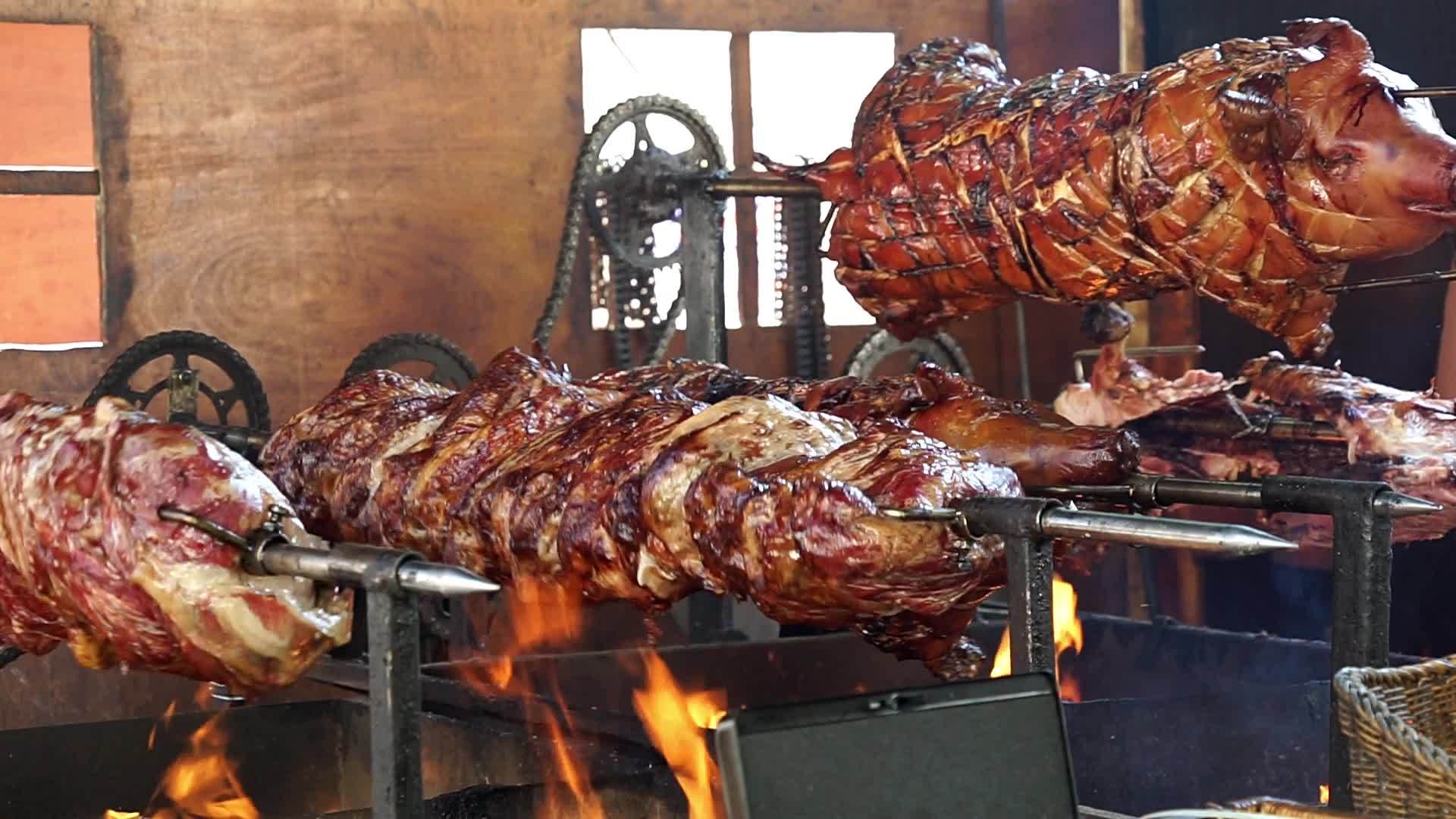 一个长满大块猪肉和一整块猪肉的壁炉视频的预览图