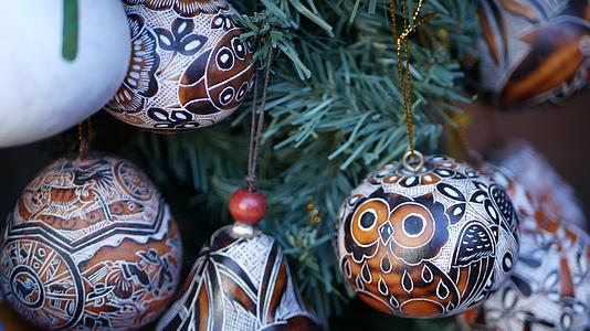 木制装饰手工墨西哥装饰悬挂在新年树木工艺品市场加州视频的预览图