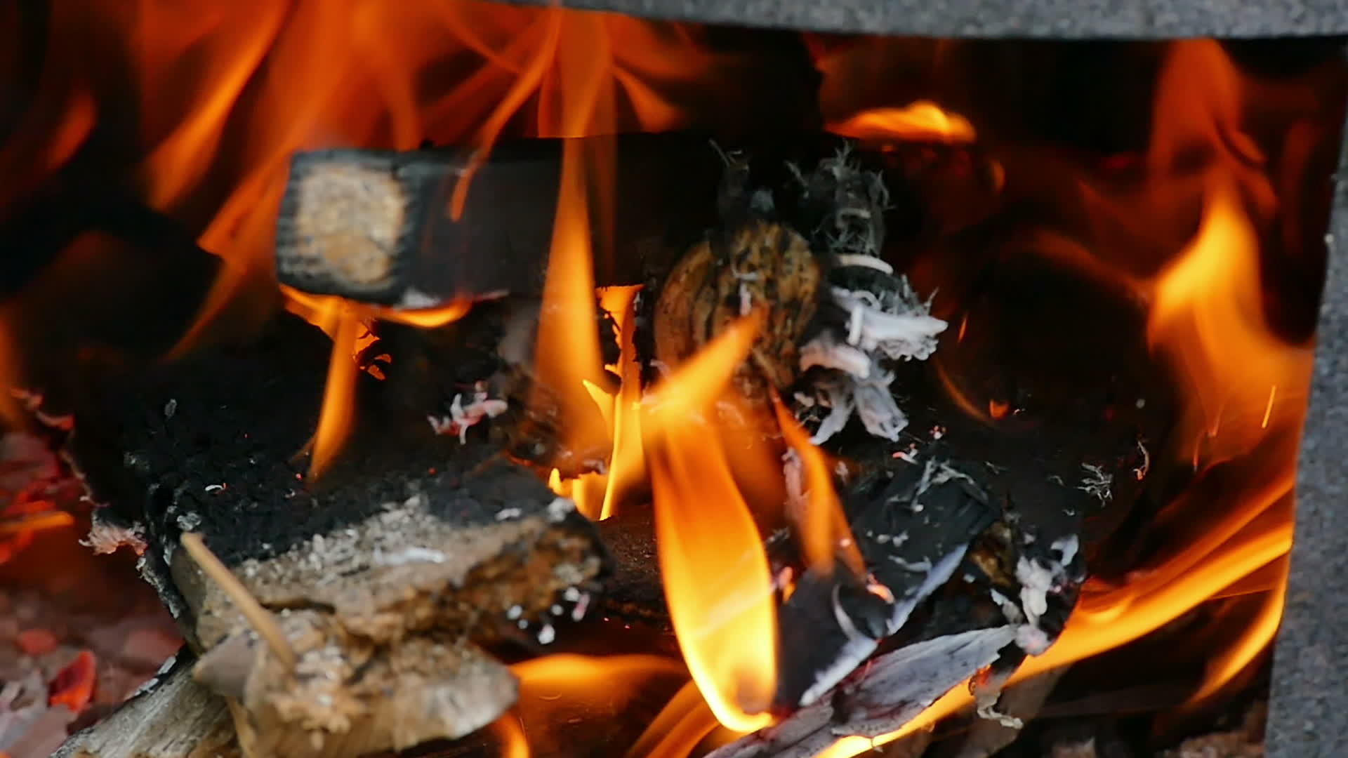 在壁炉中的火焰中慢动视频的预览图