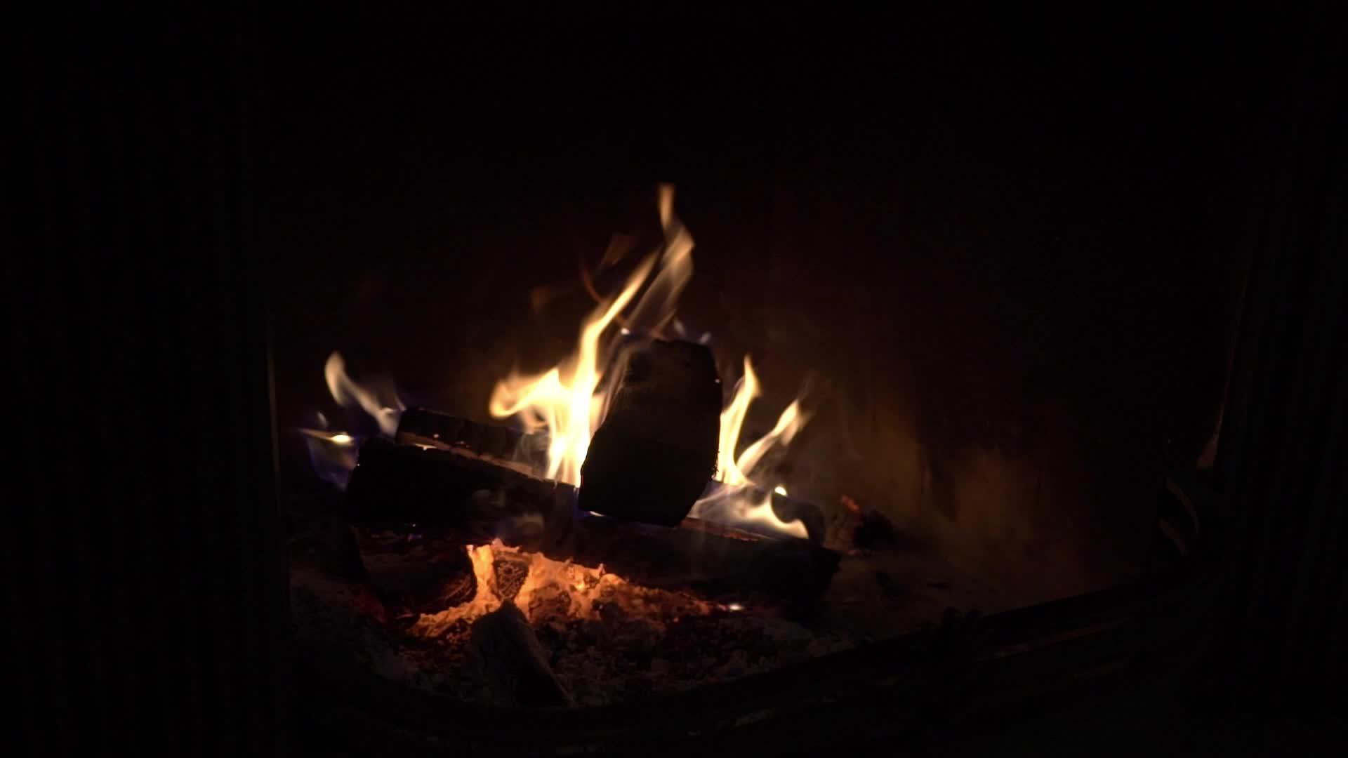 在壁炉中烧柴的近身镜头视频的预览图