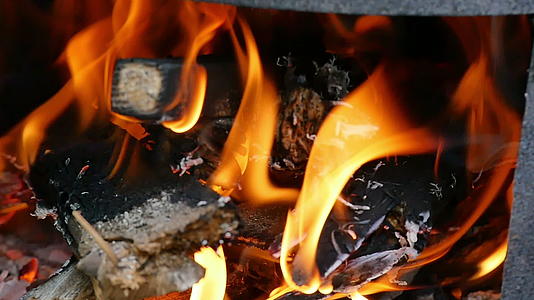 在壁炉中的火焰中慢动视频的预览图