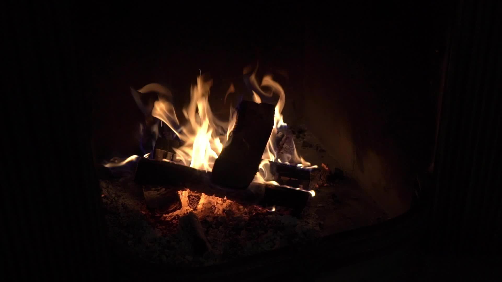 在壁炉中烧柴的近身镜头视频的预览图