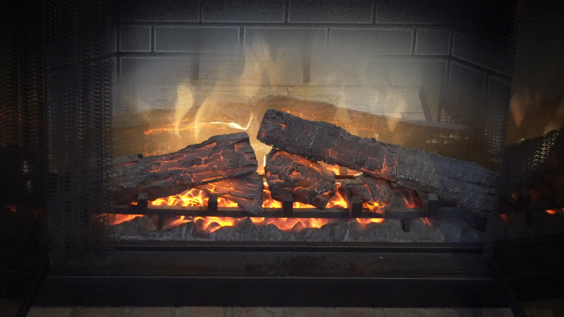 在壁炉环形背景中燃烧木柴的近身镜头视频的预览图
