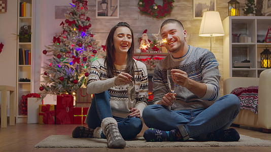 圣诞快乐的一对情侣手里拿着烟花视频的预览图
