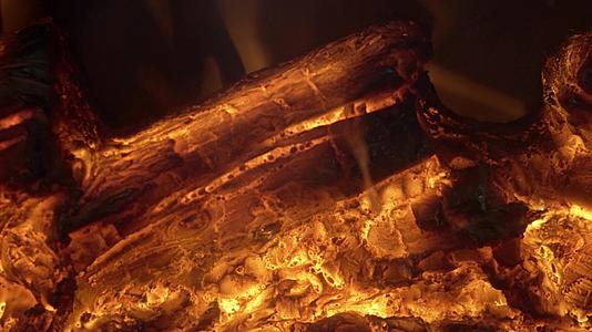 烧焦壁炉的日志视频的预览图