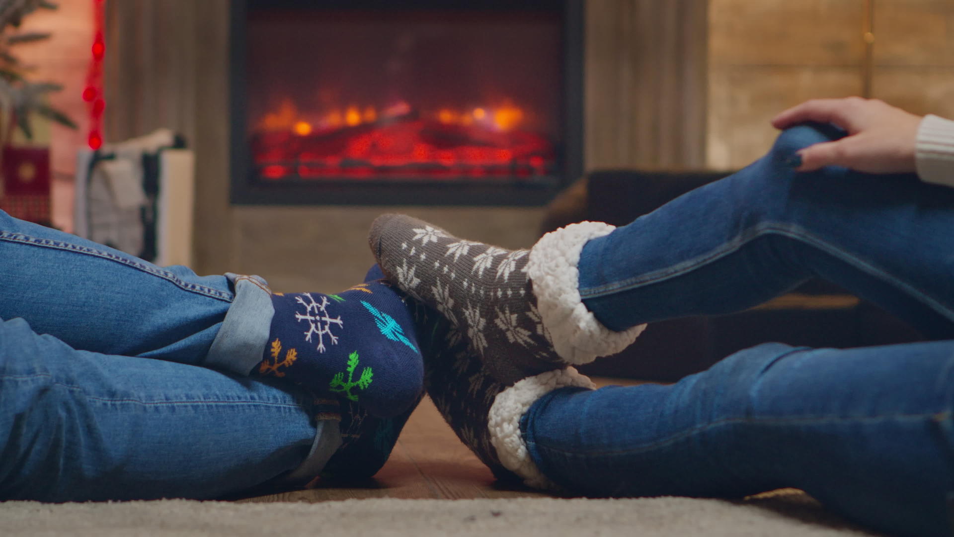 一对夫妇在壁炉前穿着羊绒袜子视频的预览图