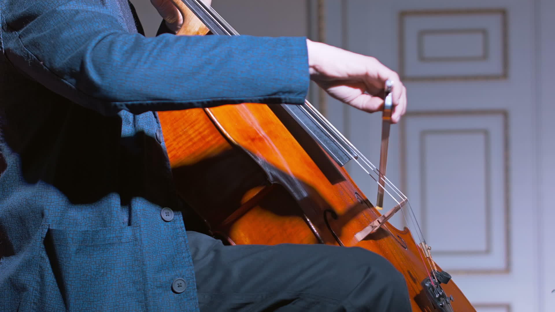 大提琴手鞠躬的乐器视频的预览图