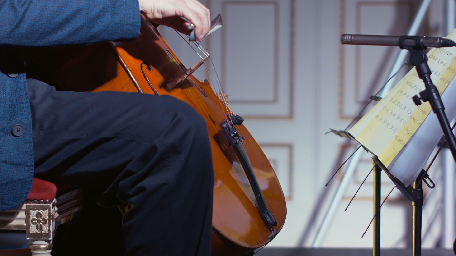 大提琴手鞠躬的乐器视频的预览图