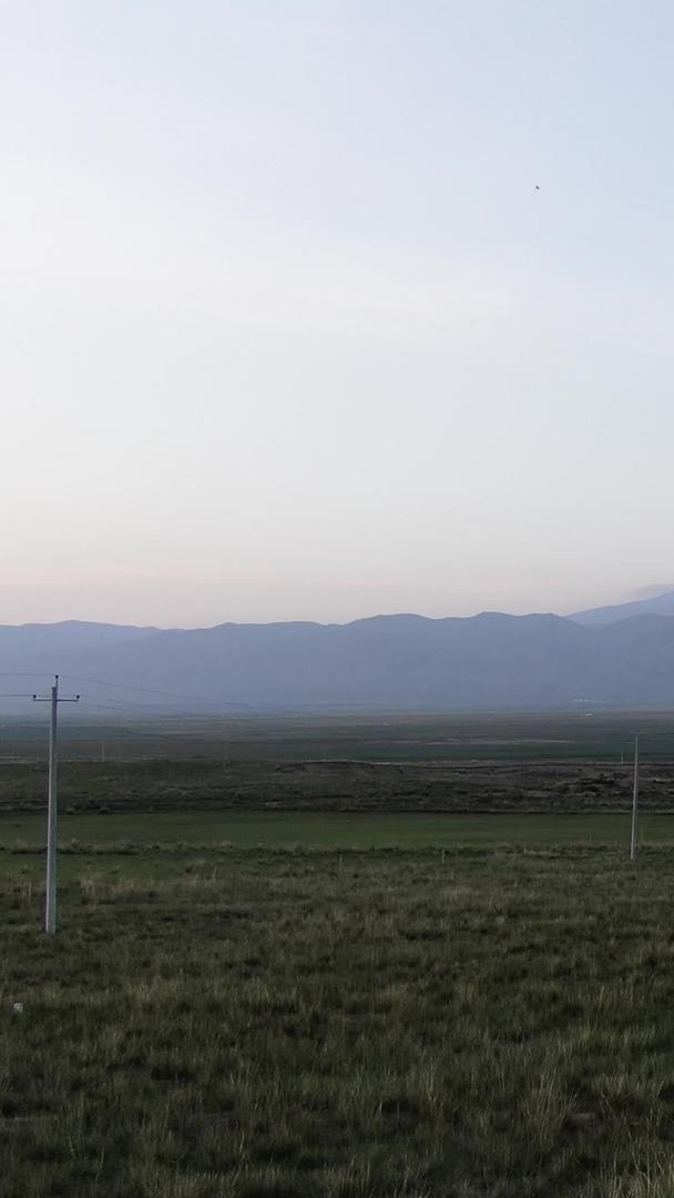 青海草原牧场日落余晖下的航拍视频视频的预览图
