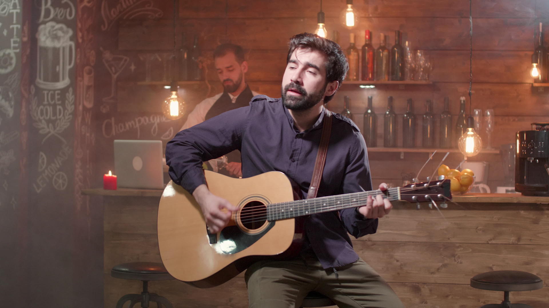 男音乐家在一个小酒吧里唱了一首歌视频的预览图