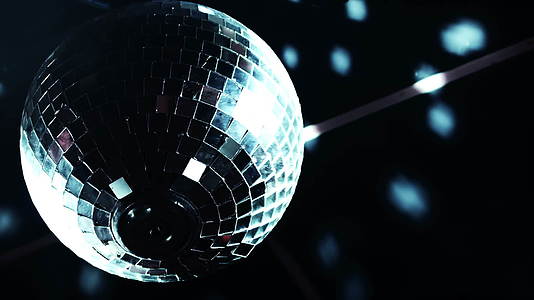 迪斯科球镜球旋转反光闪光进入俱乐部场地视频的预览图