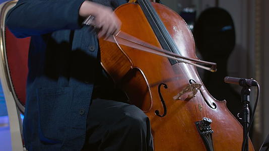 大提琴手视频的预览图