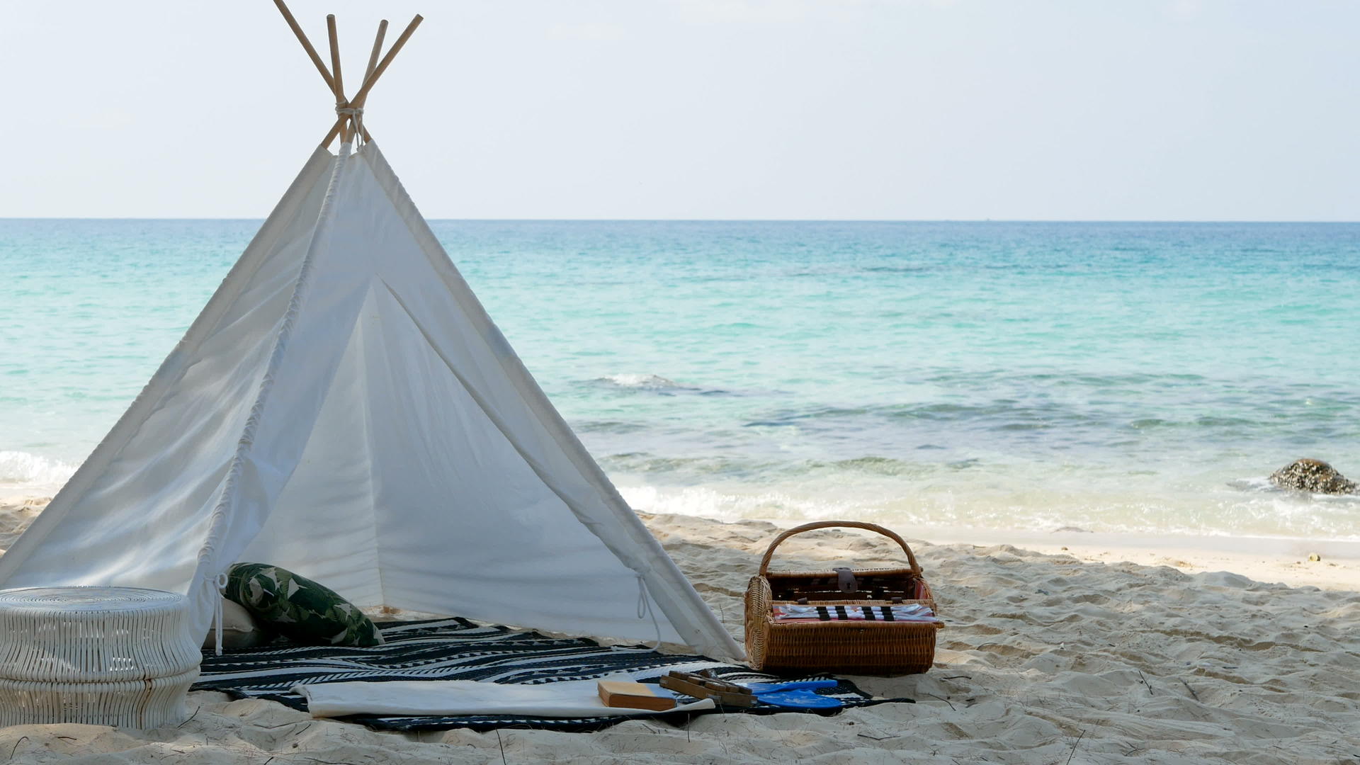 4k浪漫的白色野餐帐篷在白色沙滩上与菜篮子食物搭配视频的预览图