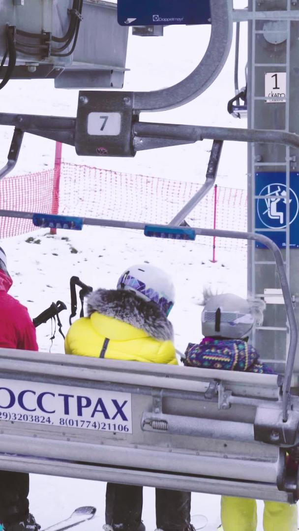 索道缆车在滑雪场视频的预览图