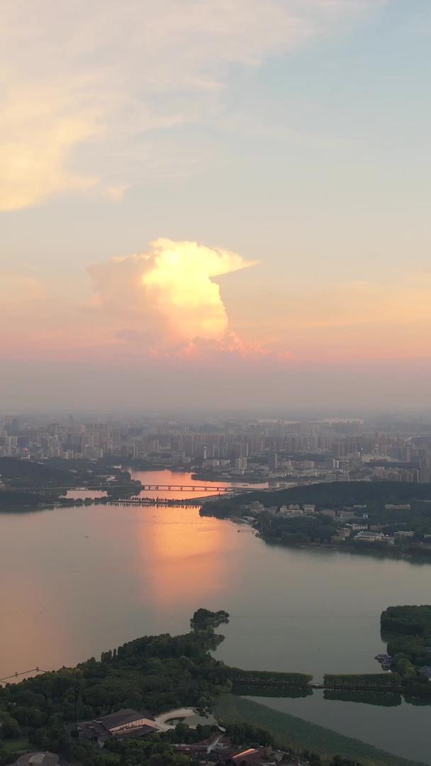 航拍城市天空夕阳晚霞红云自然风光湖景素材视频的预览图