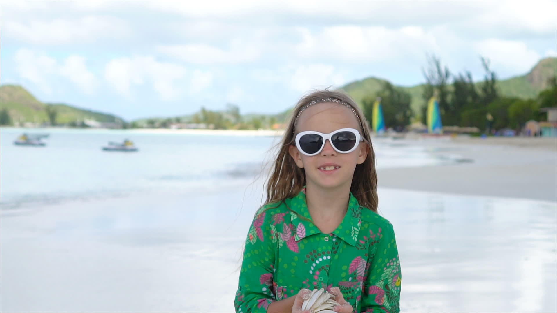 可爱的小女孩在热带海滩上有贝壳视频的预览图