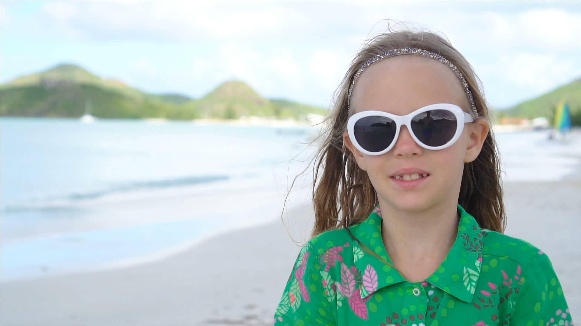 可爱的小女孩在热带海滩上有贝壳视频的预览图