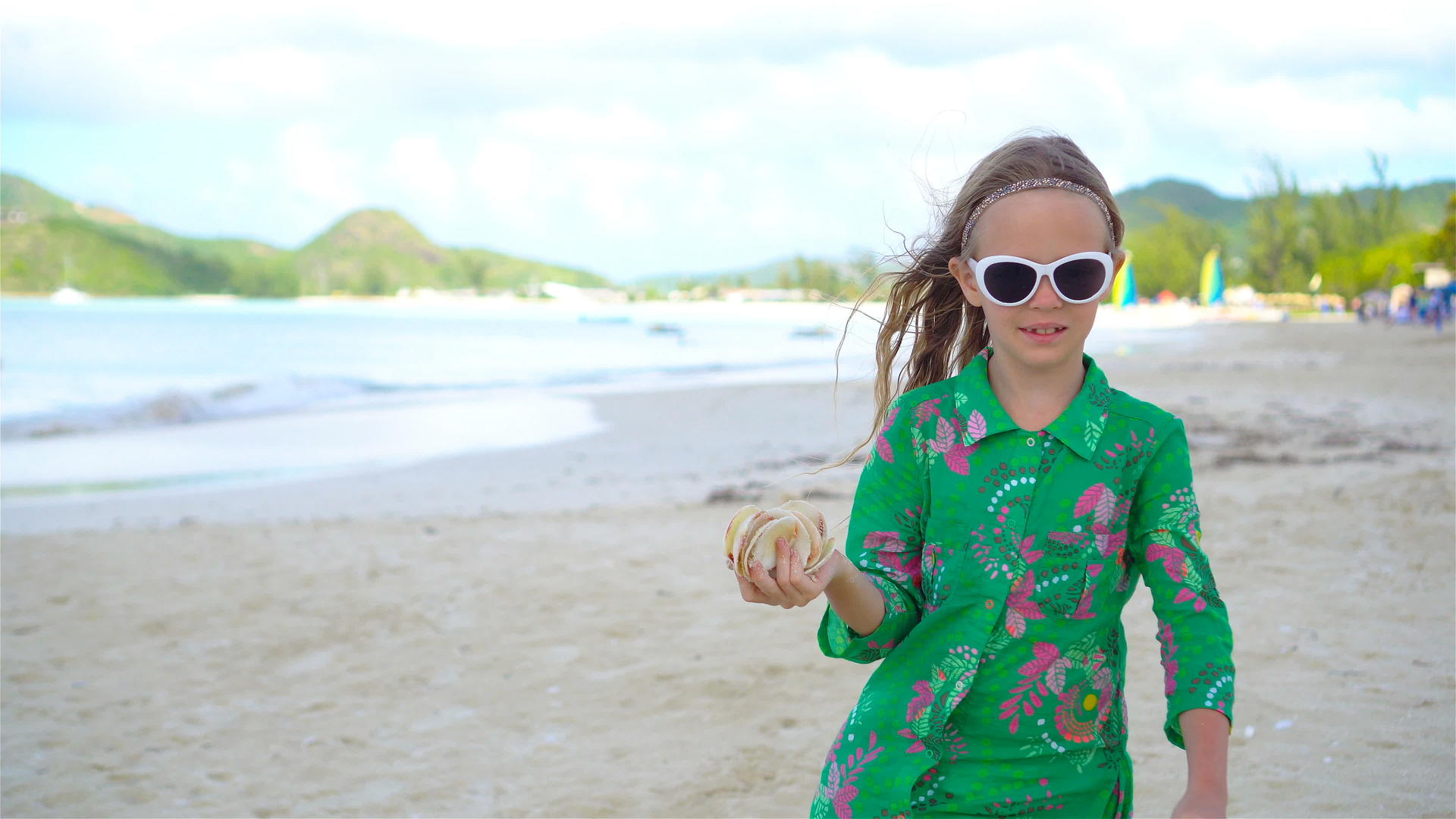 可爱的小女孩在热带海滩上视频的预览图