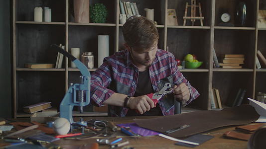 手工制作的皮革是用金属扣制成的皮革视频的预览图