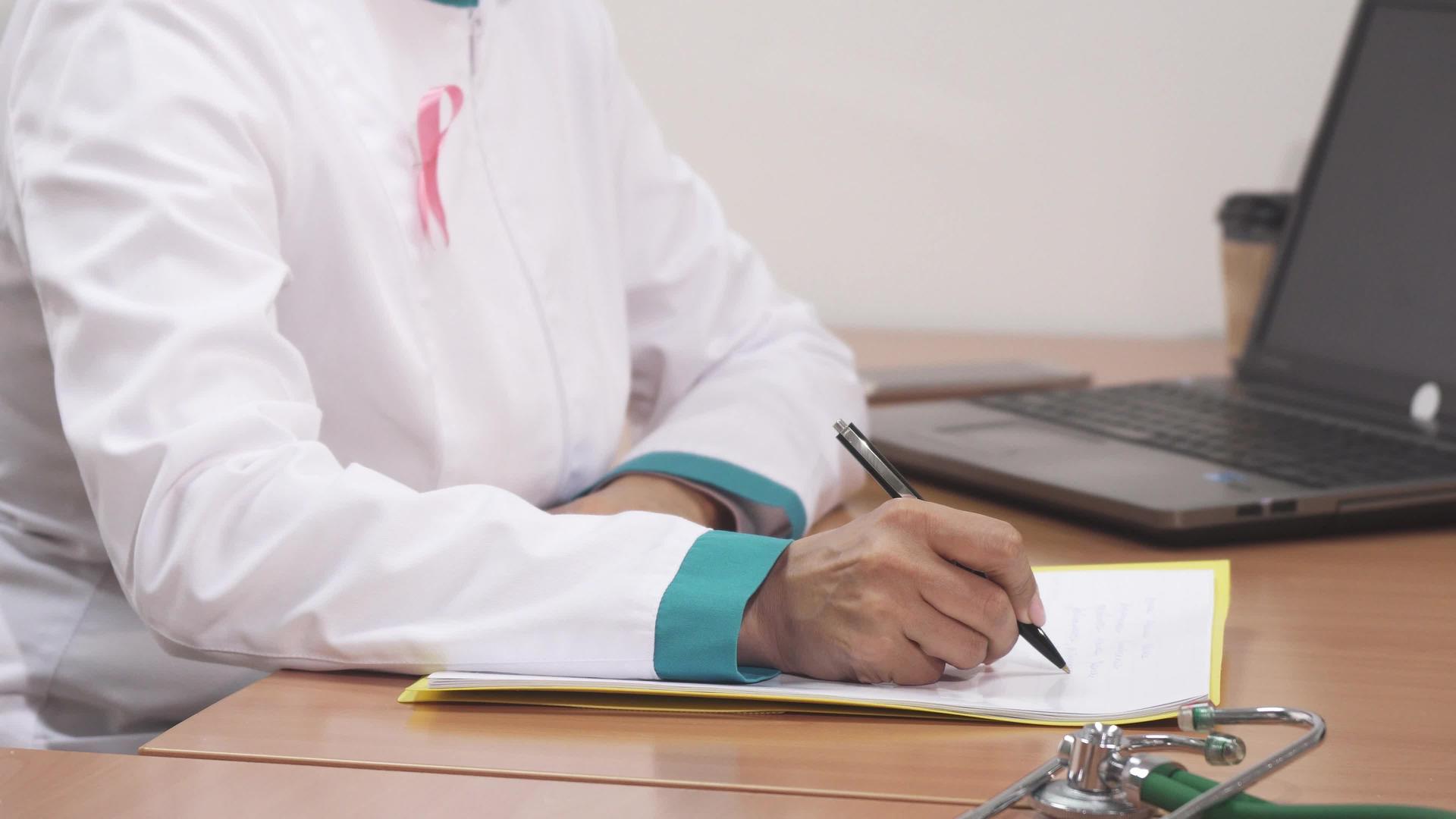 一位女医生在工作时用笔记本写笔记视频的预览图