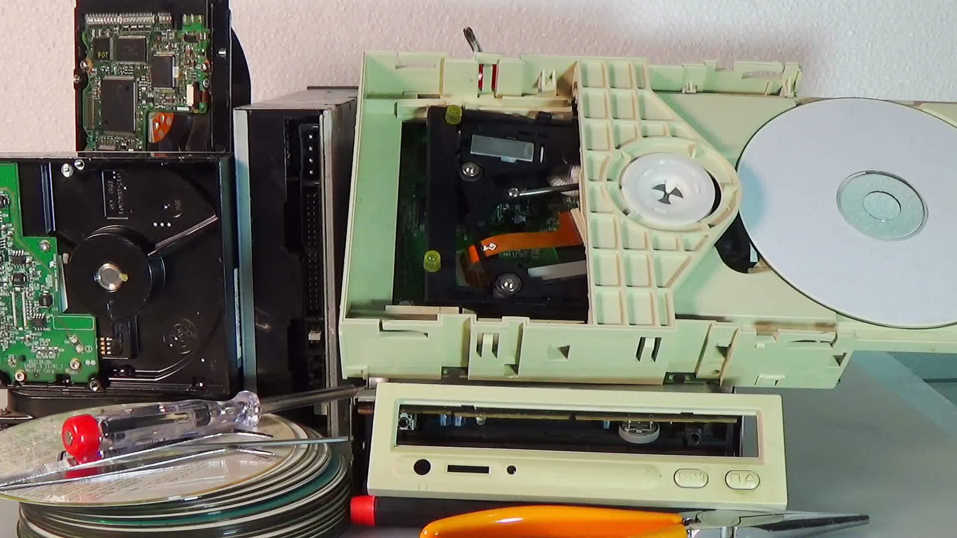 硬盘驱动器和驱动器cd已拆卸视频的预览图