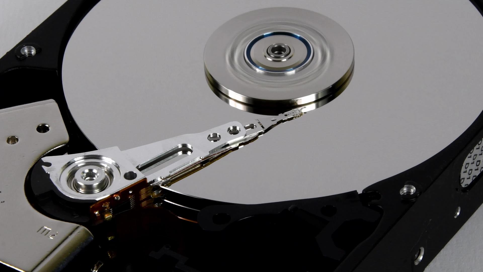 一个隐藏的计算机硬盘带有封面以去除内部组件视频的预览图