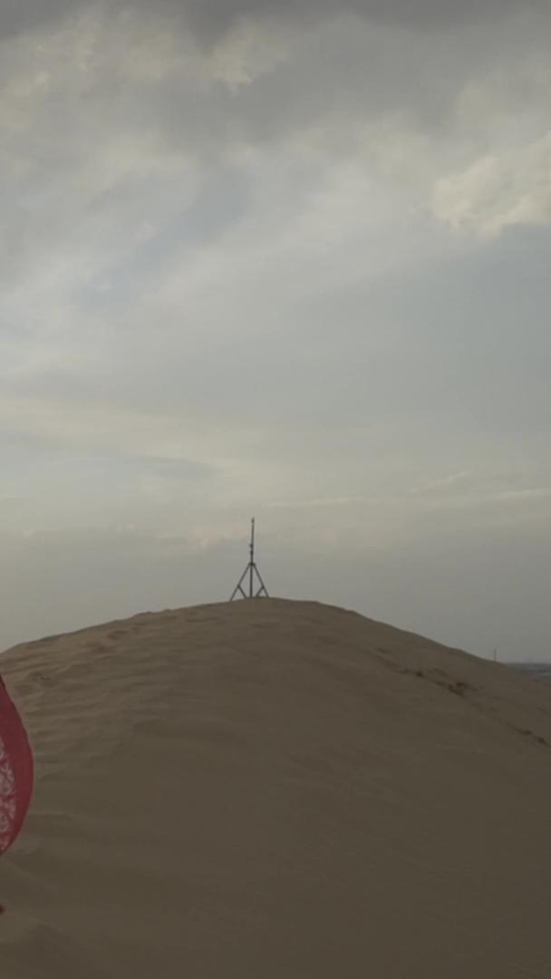 看日出的响沙湾沙漠逆光美女(未调色材料17)视频的预览图