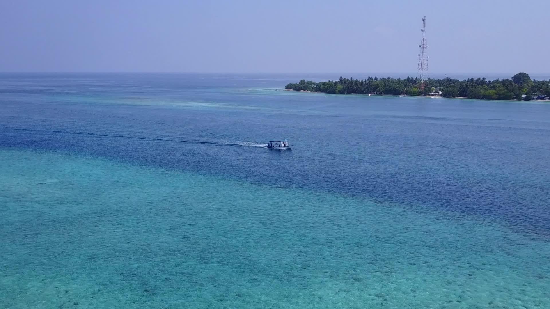 热带海滩附近阳光明媚的白色沙滩视频的预览图