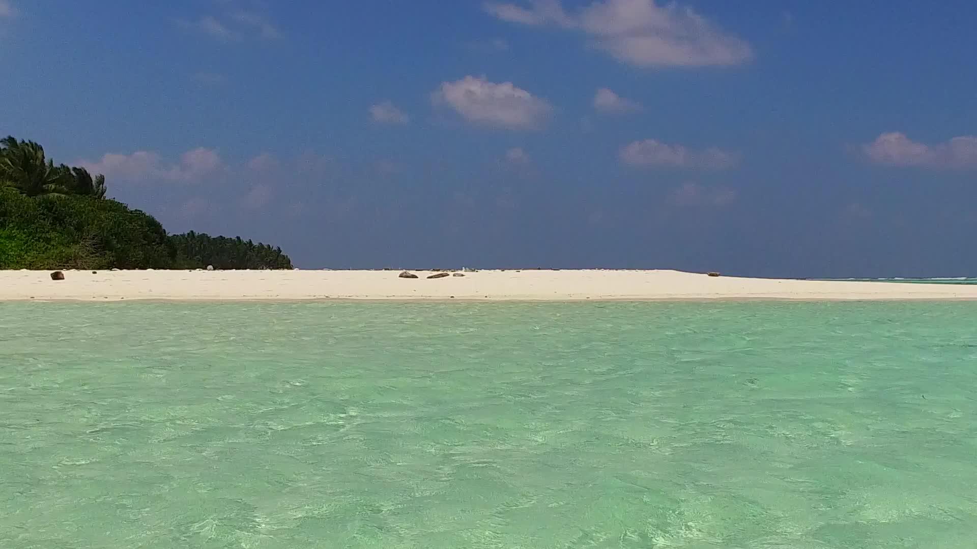绿松石泻湖和白色泻湖和白色海滩背景下的豪华海滩度假胜地视频的预览图
