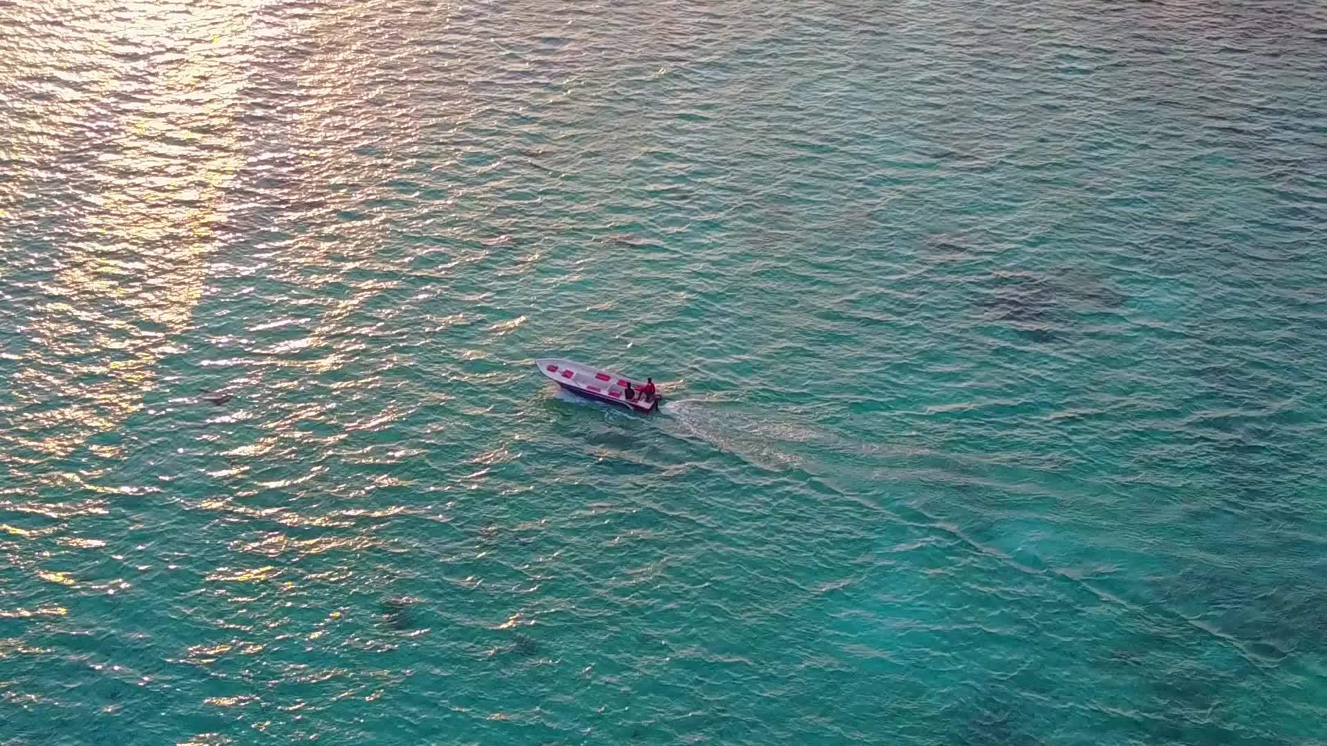 在蓝色的水面上航行视频的预览图
