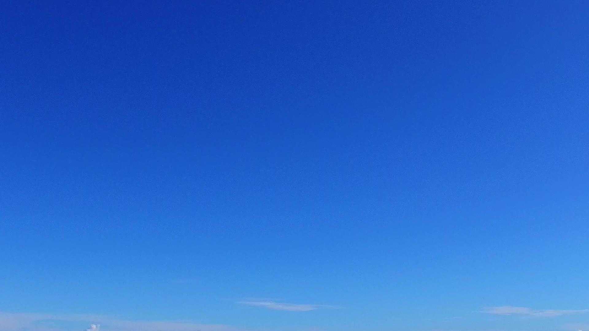 日出后以蓝海和白沙为背景的天堂海滩度假日视频的预览图