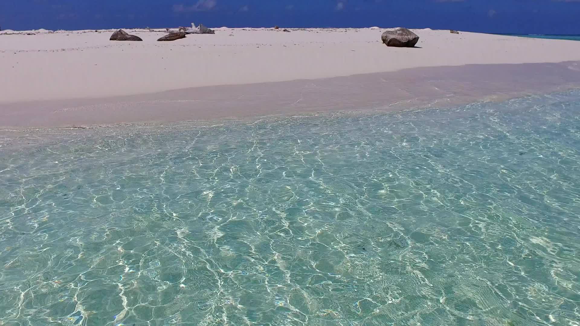 阳光明媚的热带海岸海滩度假自然海浪附近有一个干净的海滩背景视频的预览图